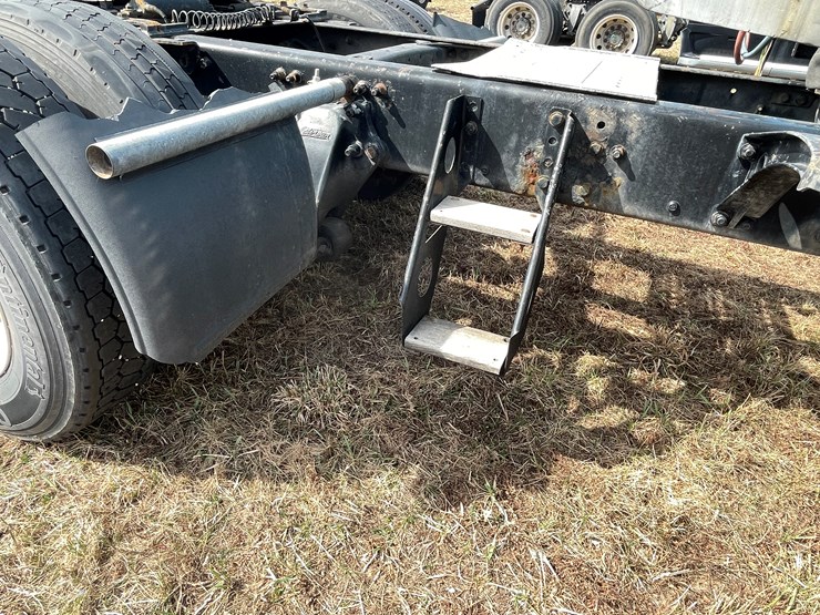 #134-•-2001-freightliner-century-class-sleeper-cab-semi-tractor-(has-wi-title)-(non-runner)-image-43