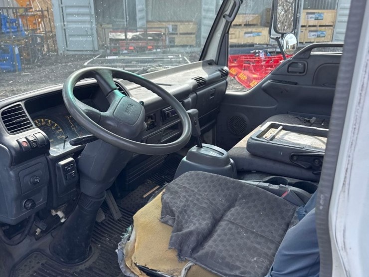 2006-isuzu-npr-image-12