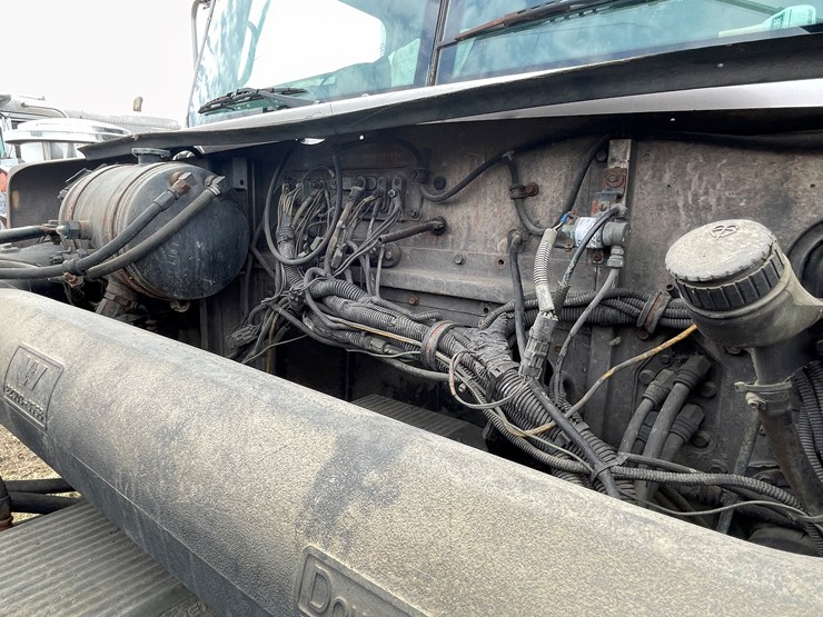 #128-•-2003-western-star-sleeper-cab-semi-tractor-(has-wi-title)-(non-runner)-image-55