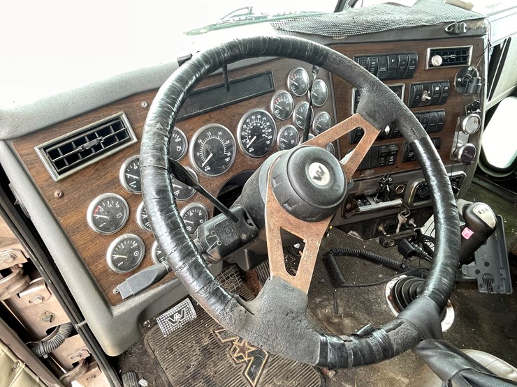 #128-•-2003-western-star-sleeper-cab-semi-tractor-(has-wi-title)-(non-runner)-image-80