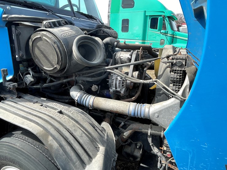 #134-•-2001-freightliner-century-class-sleeper-cab-semi-tractor-(has-wi-title)-(non-runner)-image-64