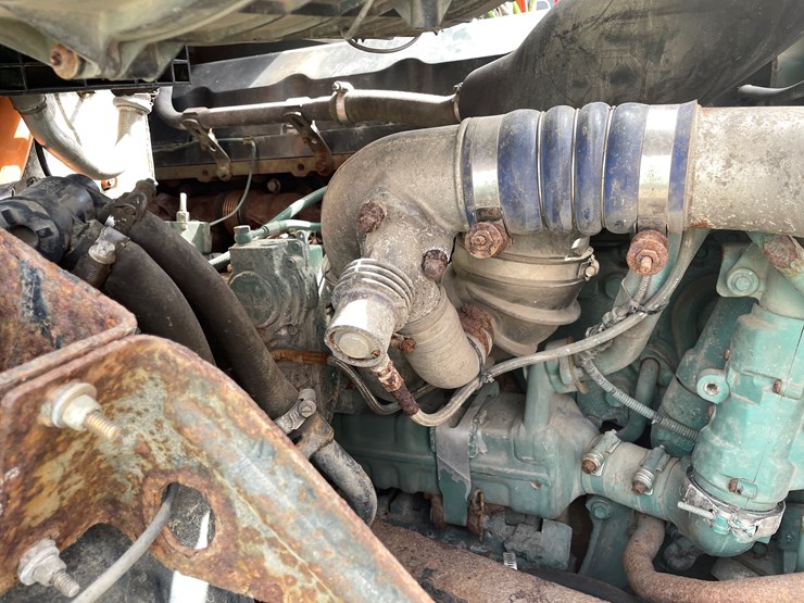 #121-•-2009-volvo-day-cab-semi-tractor-(has-wi-title)-image-71