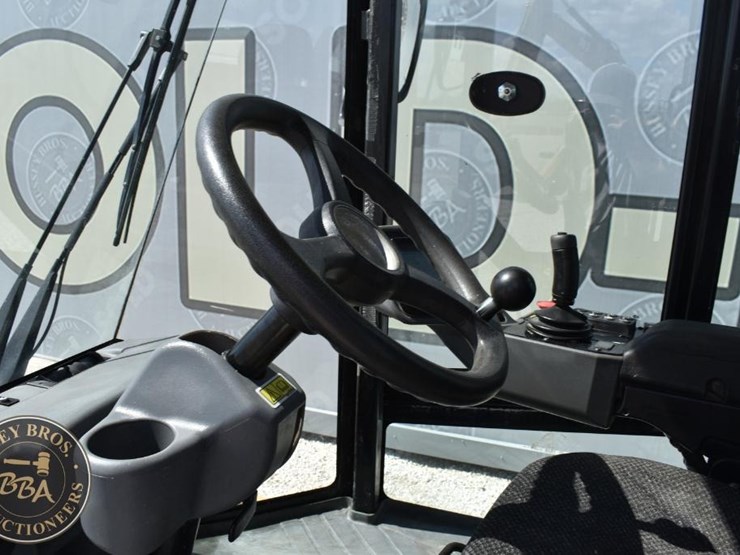 2015-caterpillar-cs66b-image-33