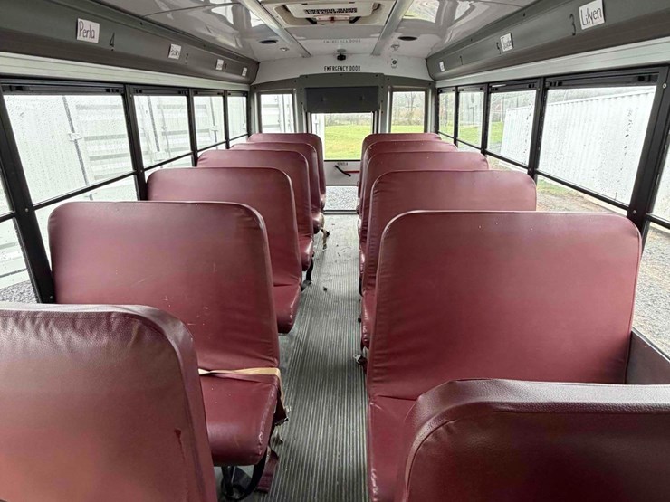 2012-chevrolet-12-passenger-bus-image-14