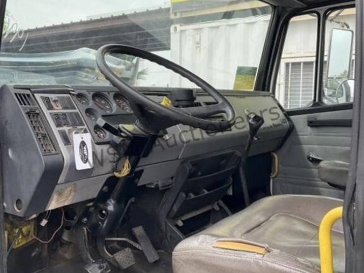 1996-freightliner-fl70-image-24