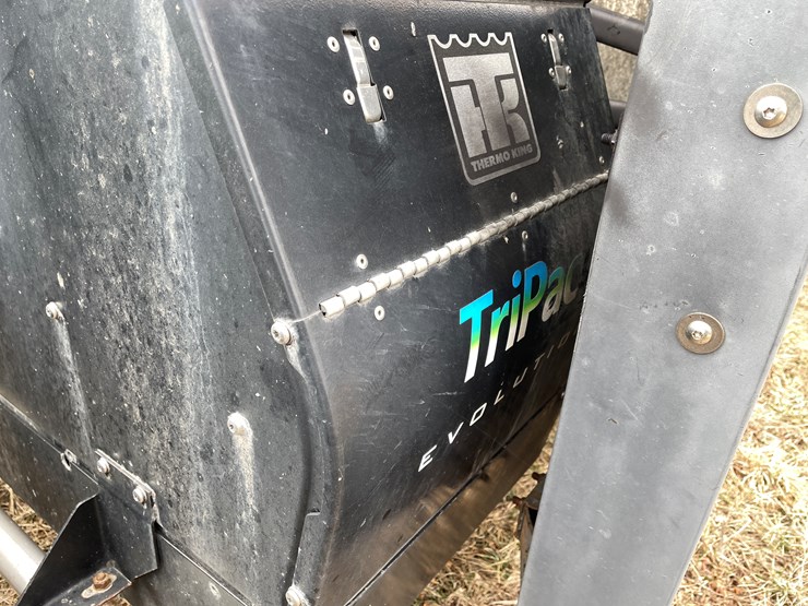 #104-•-2016-freightliner-cascade-evolution-sleeper-cab-semi-tractor-(has-wi-title)-image-23