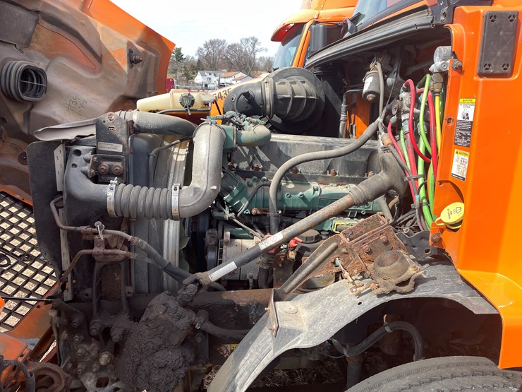 #122-•-2009-volvo-day-cab-semi-tractor-(has-wi-title)-image-56