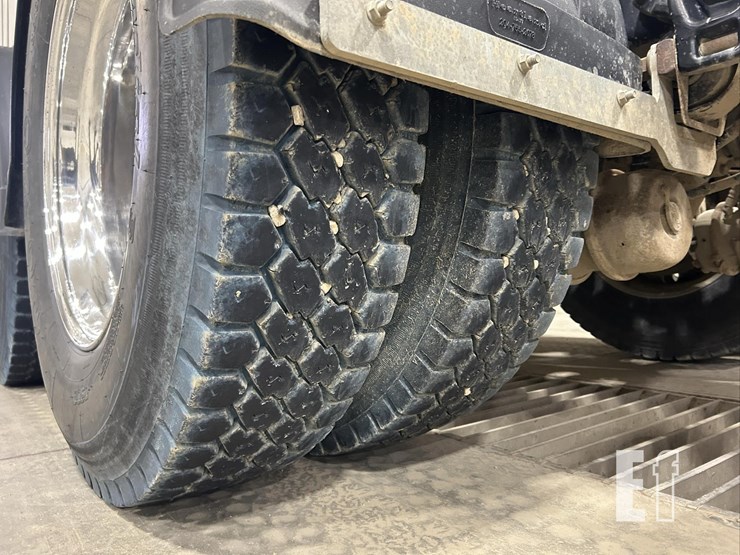 2016-peterbilt-579-image-35