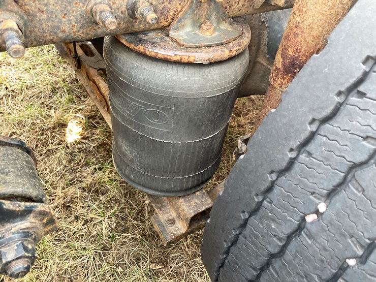 #123-•-2006-volvo-day-cab-semi-tractor-(has-wi-title)-image-37