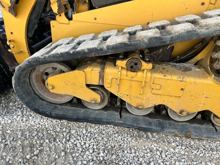 2015-caterpillar-259d-image-17