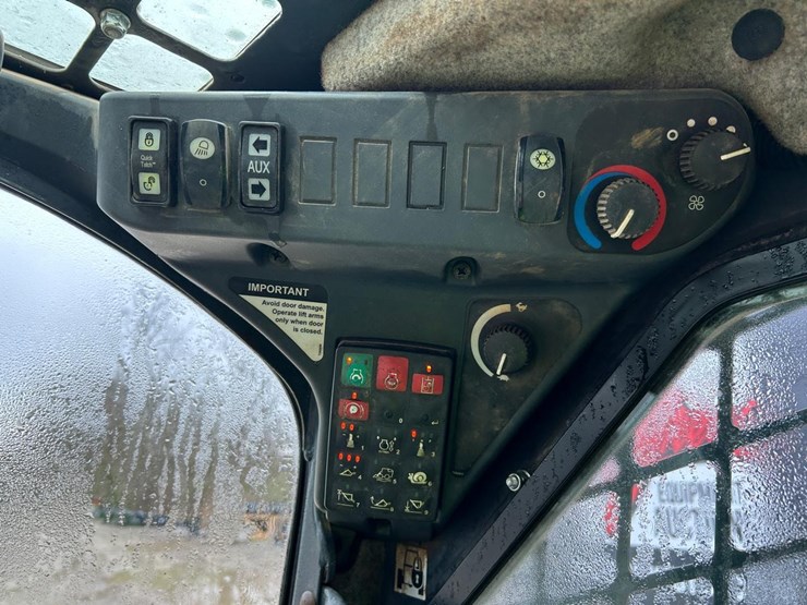 2017-deere-323e-image-21