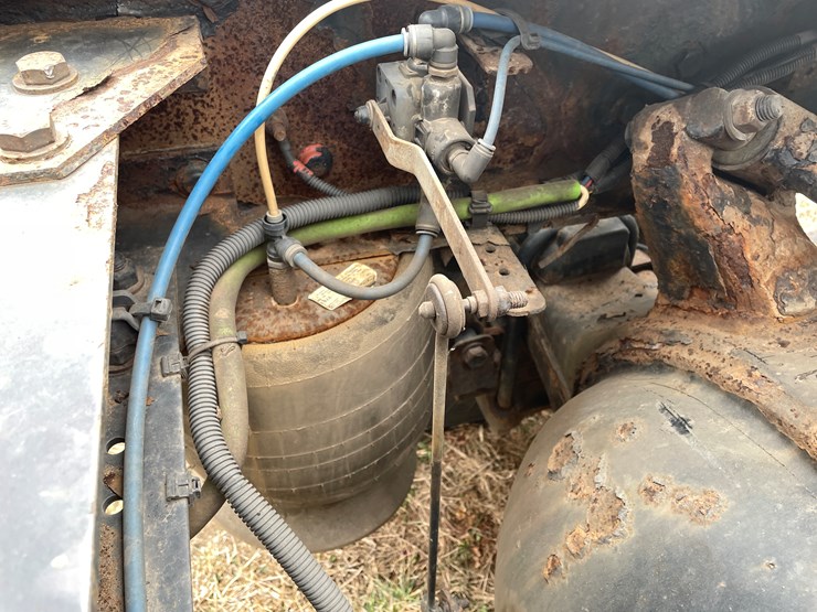 #114-•-2017-freightliner-single-axle-day-cab-semi-tractor-(has-wi-title)-image-40