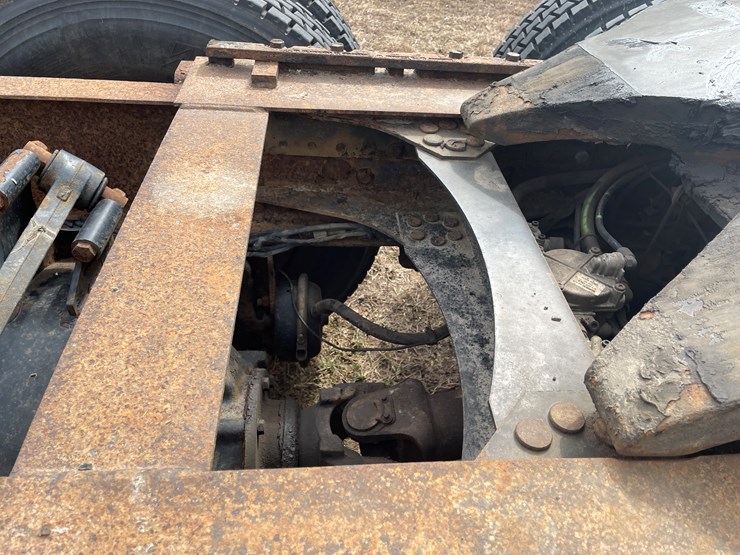 #121-•-2009-volvo-day-cab-semi-tractor-(has-wi-title)-image-38