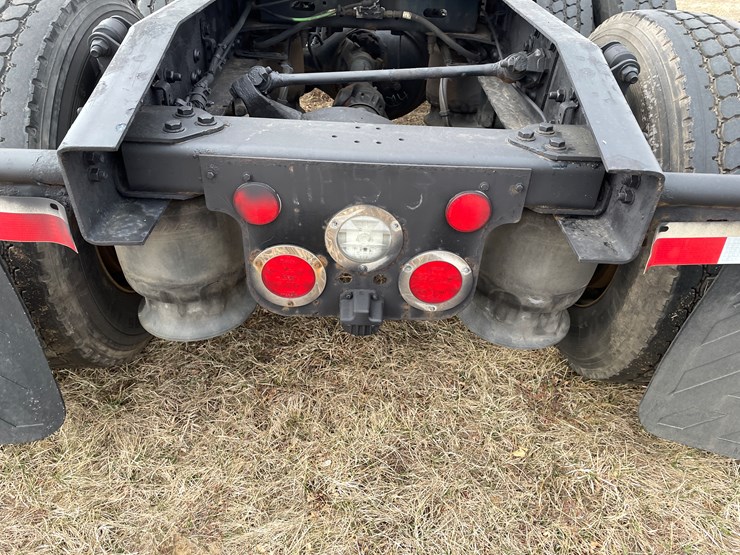 #104-•-2016-freightliner-cascade-evolution-sleeper-cab-semi-tractor-(has-wi-title)-image-32