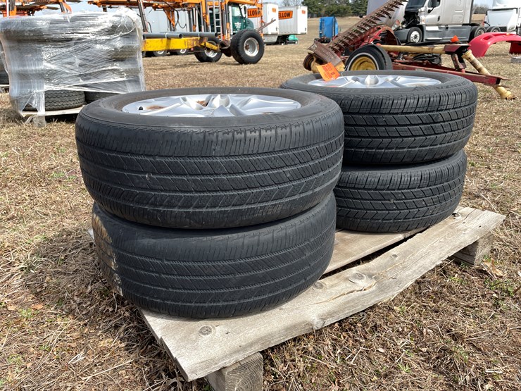 #10703-•-(4)-bridgestone-16"-tires-on-honda-5-bolt-aluminum-rims-image-4