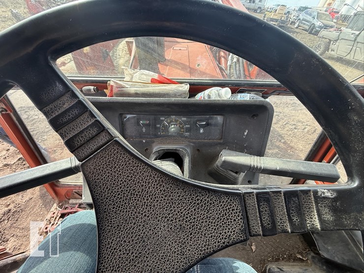 hesston-tractor-2805-image-31