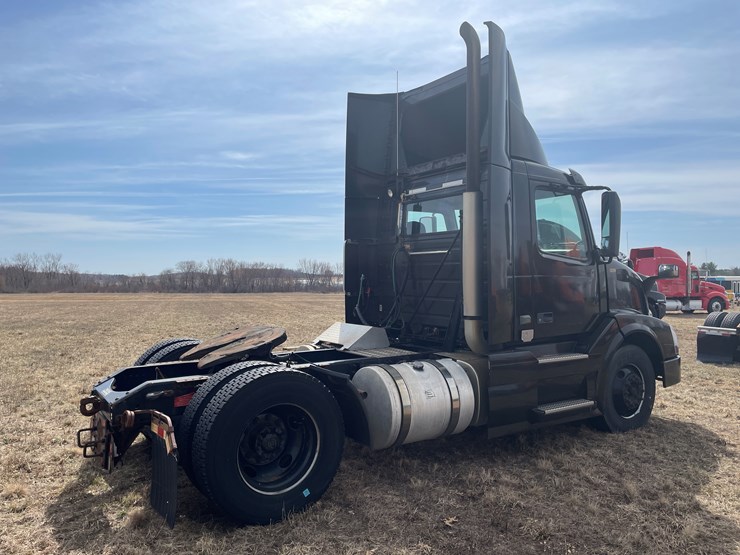#115-•-2013-volvo-single-axle-day-cab-semi-tractor-(has-wi-title)-image-5