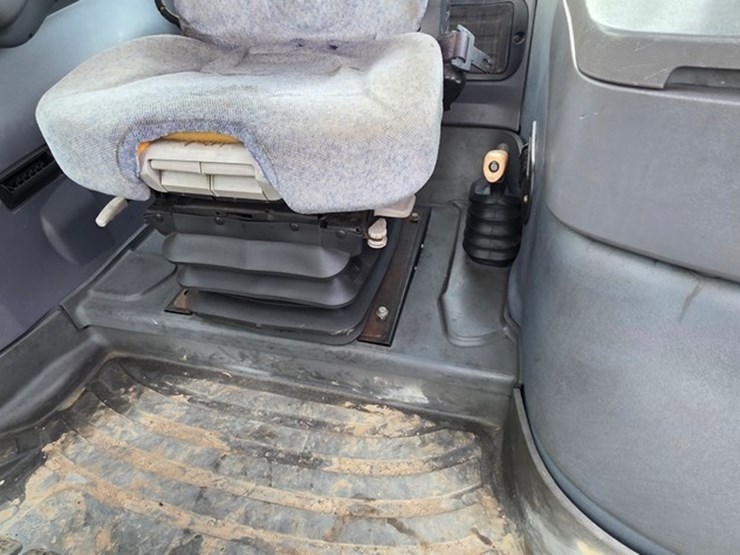 2006-new-holland-ts135a-image-62