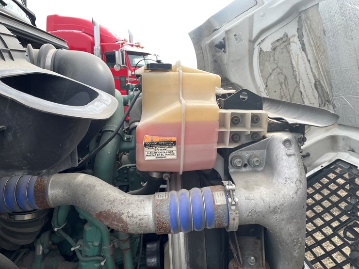 #116-•-2018-volvo-single-axle-day-cab-semi-tractor-(has-wi-title)-image-68