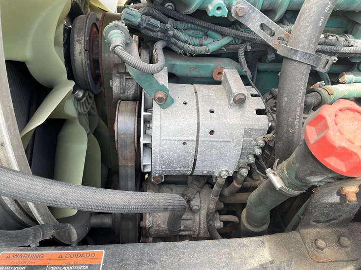 #115-•-2013-volvo-single-axle-day-cab-semi-tractor-(has-wi-title)-image-57