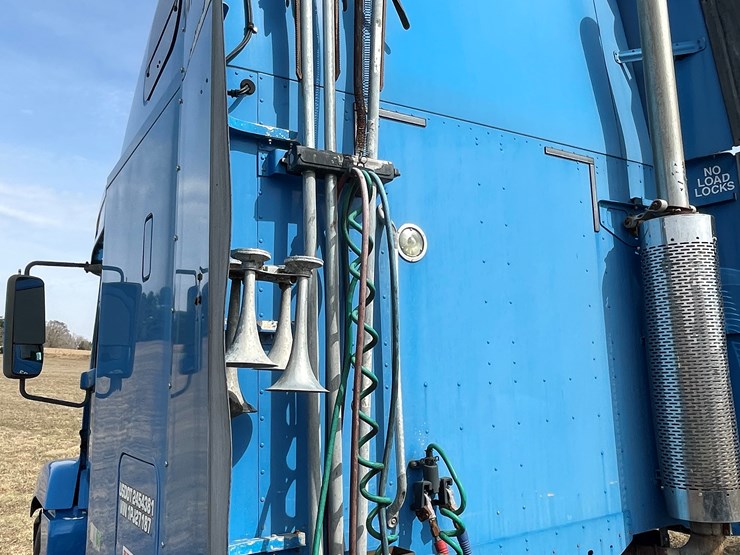 #134-•-2001-freightliner-century-class-sleeper-cab-semi-tractor-(has-wi-title)-(non-runner)-image-18