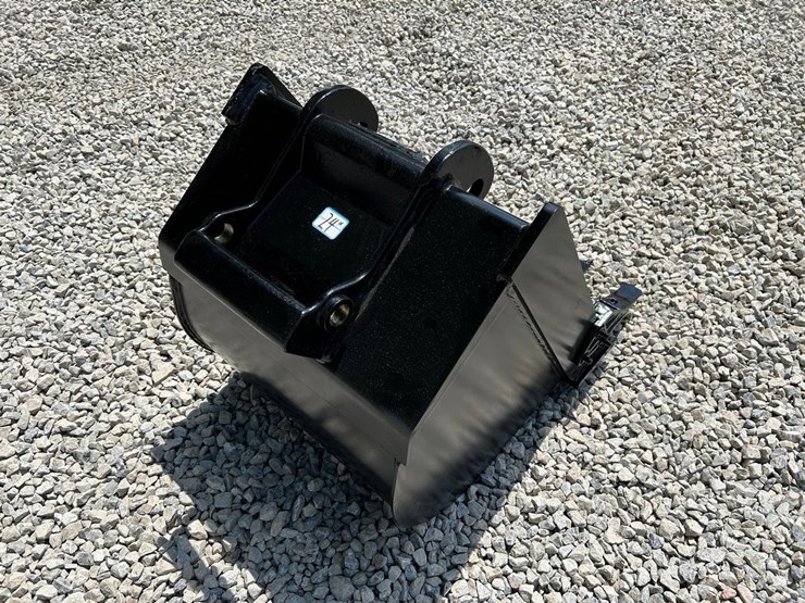 24"-x-change-bucket-for-a-bobcat-excavator-image-5