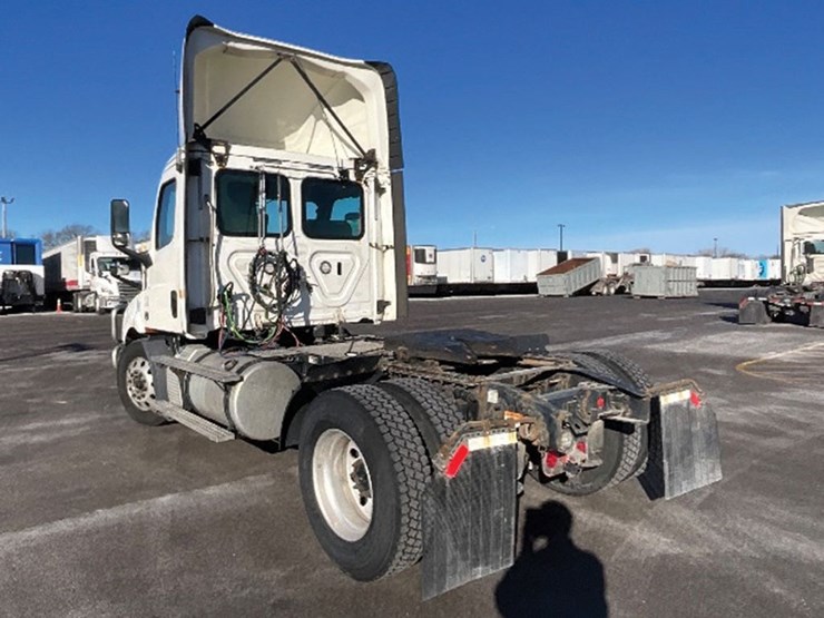 2019-freightliner-cascadia-116-image-2