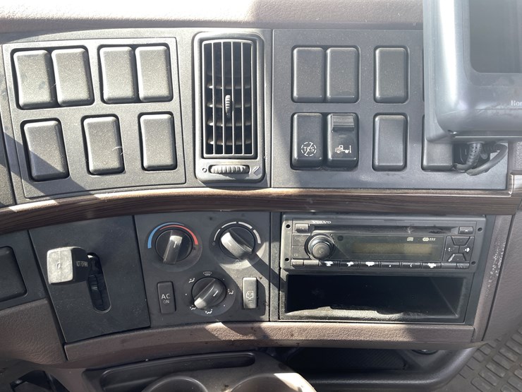 #115-•-2013-volvo-single-axle-day-cab-semi-tractor-(has-wi-title)-image-71