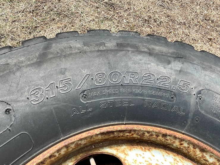 #10710-•-(2)-yokohama-315/80r22.5-truck-tires-on-rims-image-9