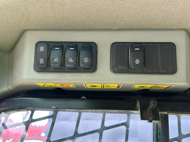 2021-caterpillar-299d3-image-25