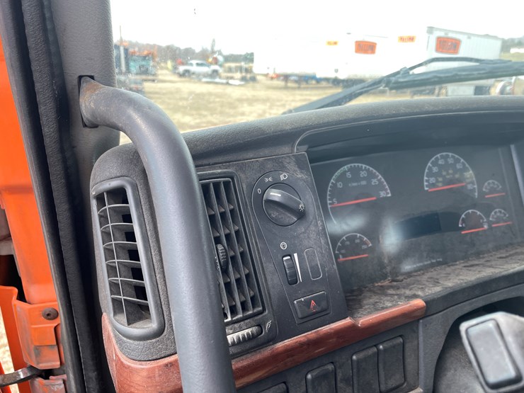 #121-•-2009-volvo-day-cab-semi-tractor-(has-wi-title)-image-81