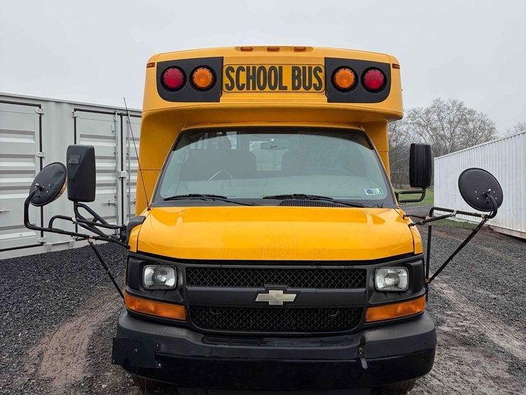 2012-chevrolet-12-passenger-bus-image-2