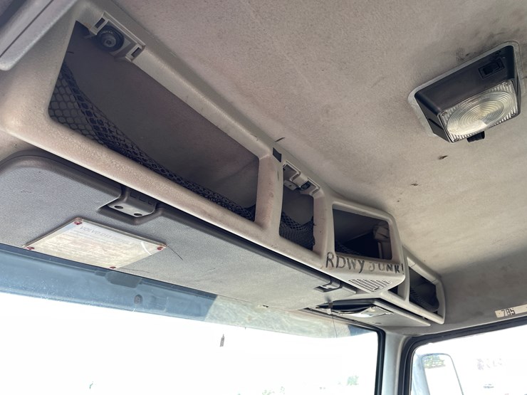 #117-•-2009-volvo-day-cab-semi-tractor-(has-wi-title)-image-70