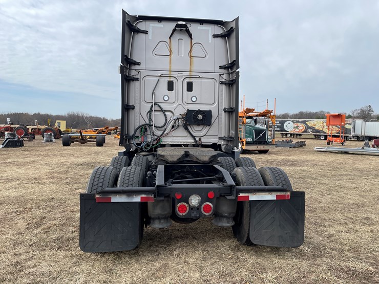 #104-•-2016-freightliner-cascade-evolution-sleeper-cab-semi-tractor-(has-wi-title)-image-6