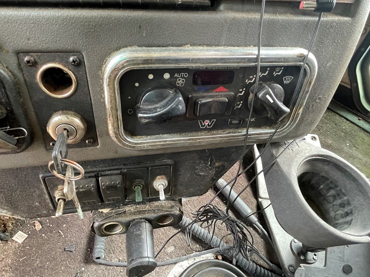 #128-•-2003-western-star-sleeper-cab-semi-tractor-(has-wi-title)-(non-runner)-image-78