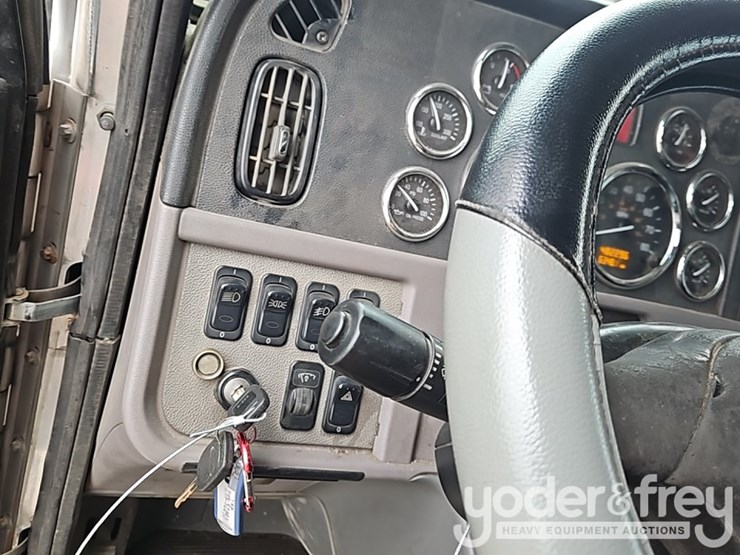 2014-peterbilt-579-image-36