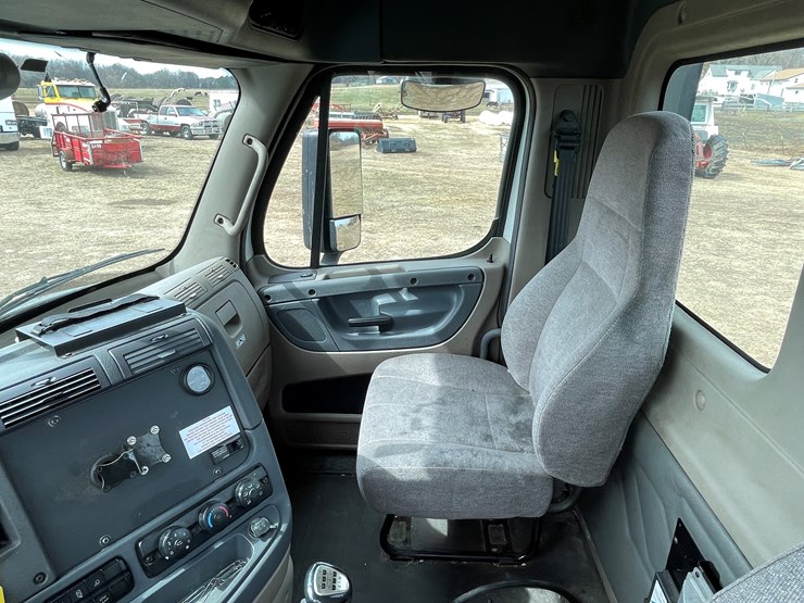 #113-•-2017-freightliner-single-axle-day-cab-semi-tractor-(has-wi-title)-image-58