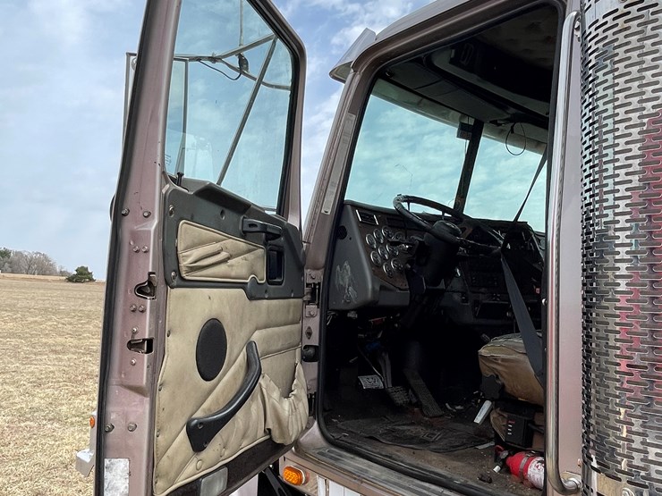 #128-•-2003-western-star-sleeper-cab-semi-tractor-(has-wi-title)-(non-runner)-image-67