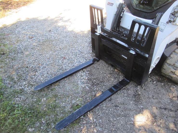 wildcat-48"-walk-through-skid-steer-pallet-forks-image-1