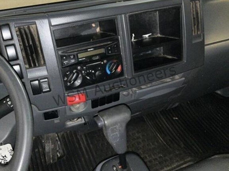 2016-isuzu-npr-image-18