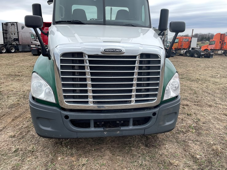 #114-•-2017-freightliner-single-axle-day-cab-semi-tractor-(has-wi-title)-image-13