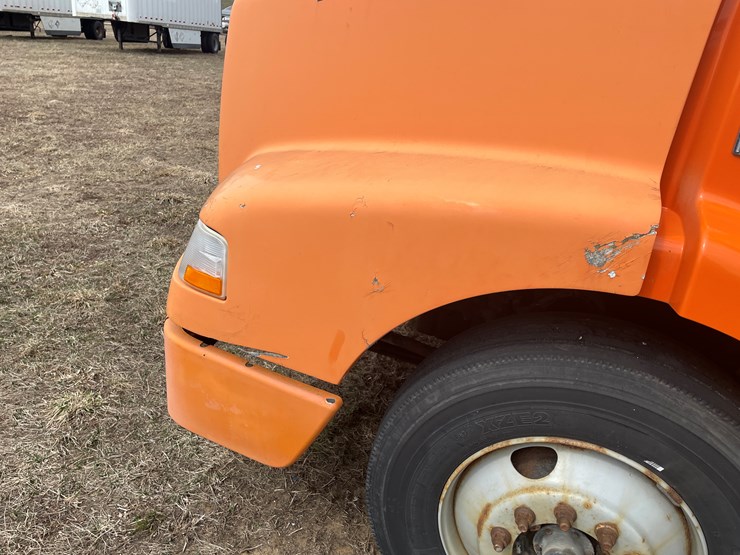 #121-•-2009-volvo-day-cab-semi-tractor-(has-wi-title)-image-12