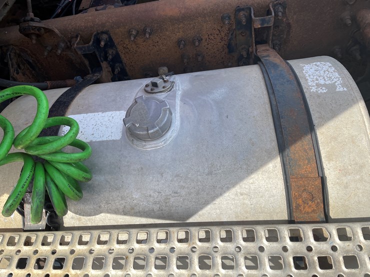 #123-•-2006-volvo-day-cab-semi-tractor-(has-wi-title)-image-55