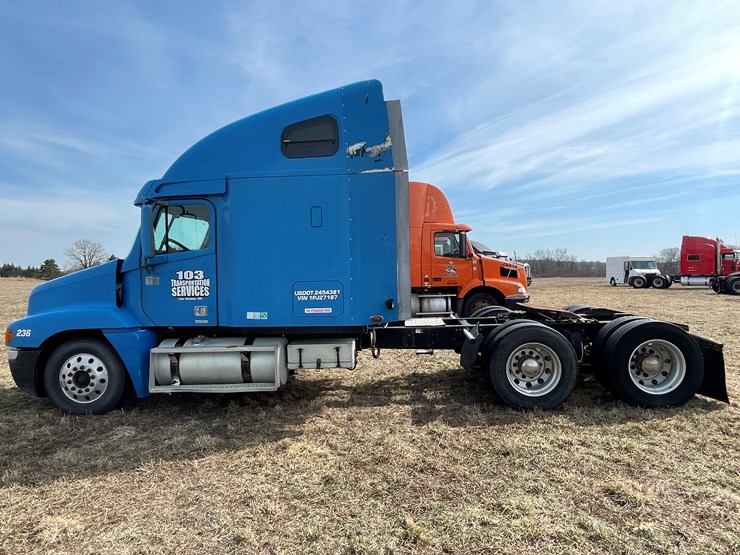#134-•-2001-freightliner-century-class-sleeper-cab-semi-tractor-(has-wi-title)-(non-runner)-image-9