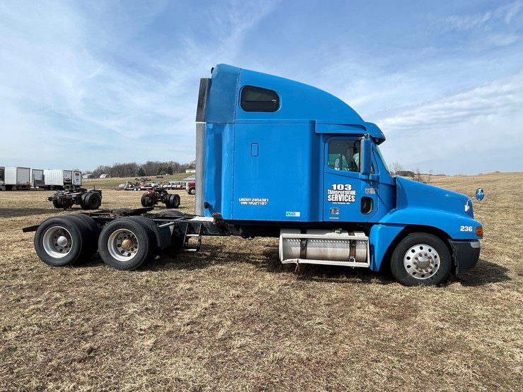 #134-•-2001-freightliner-century-class-sleeper-cab-semi-tractor-(has-wi-title)-(non-runner)-image-5