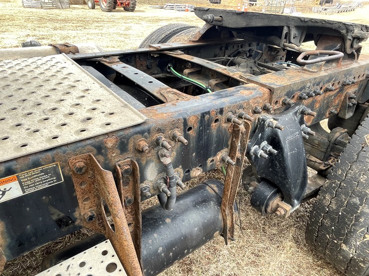 #113-•-2017-freightliner-single-axle-day-cab-semi-tractor-(has-wi-title)-image-18