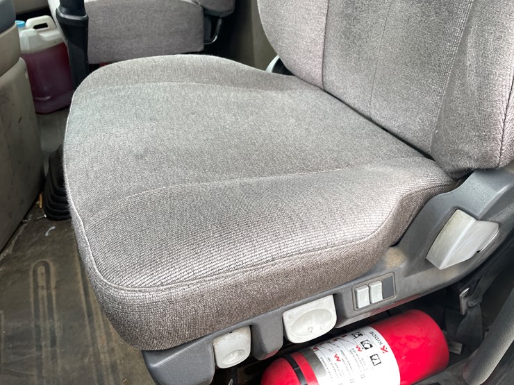 #114-•-2017-freightliner-single-axle-day-cab-semi-tractor-(has-wi-title)-image-69