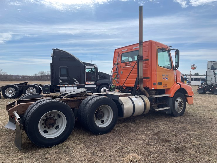 #121-•-2009-volvo-day-cab-semi-tractor-(has-wi-title)-image-5