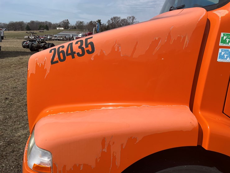 #123-•-2006-volvo-day-cab-semi-tractor-(has-wi-title)-image-10