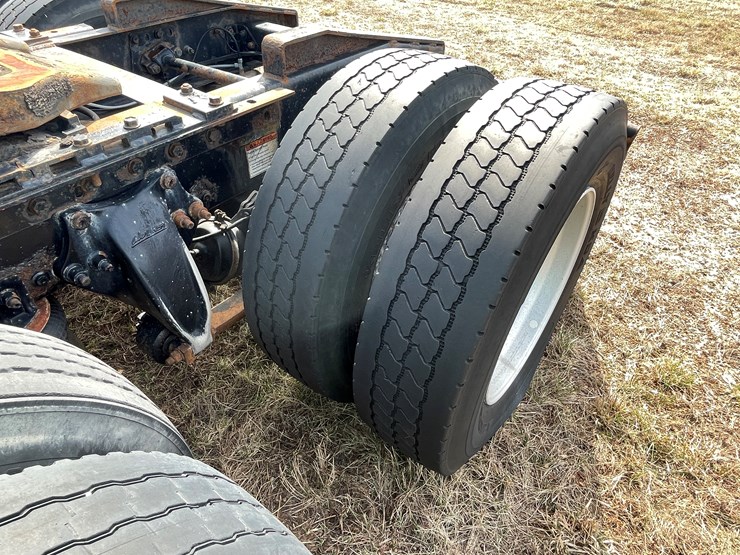 #134-•-2001-freightliner-century-class-sleeper-cab-semi-tractor-(has-wi-title)-(non-runner)-image-27